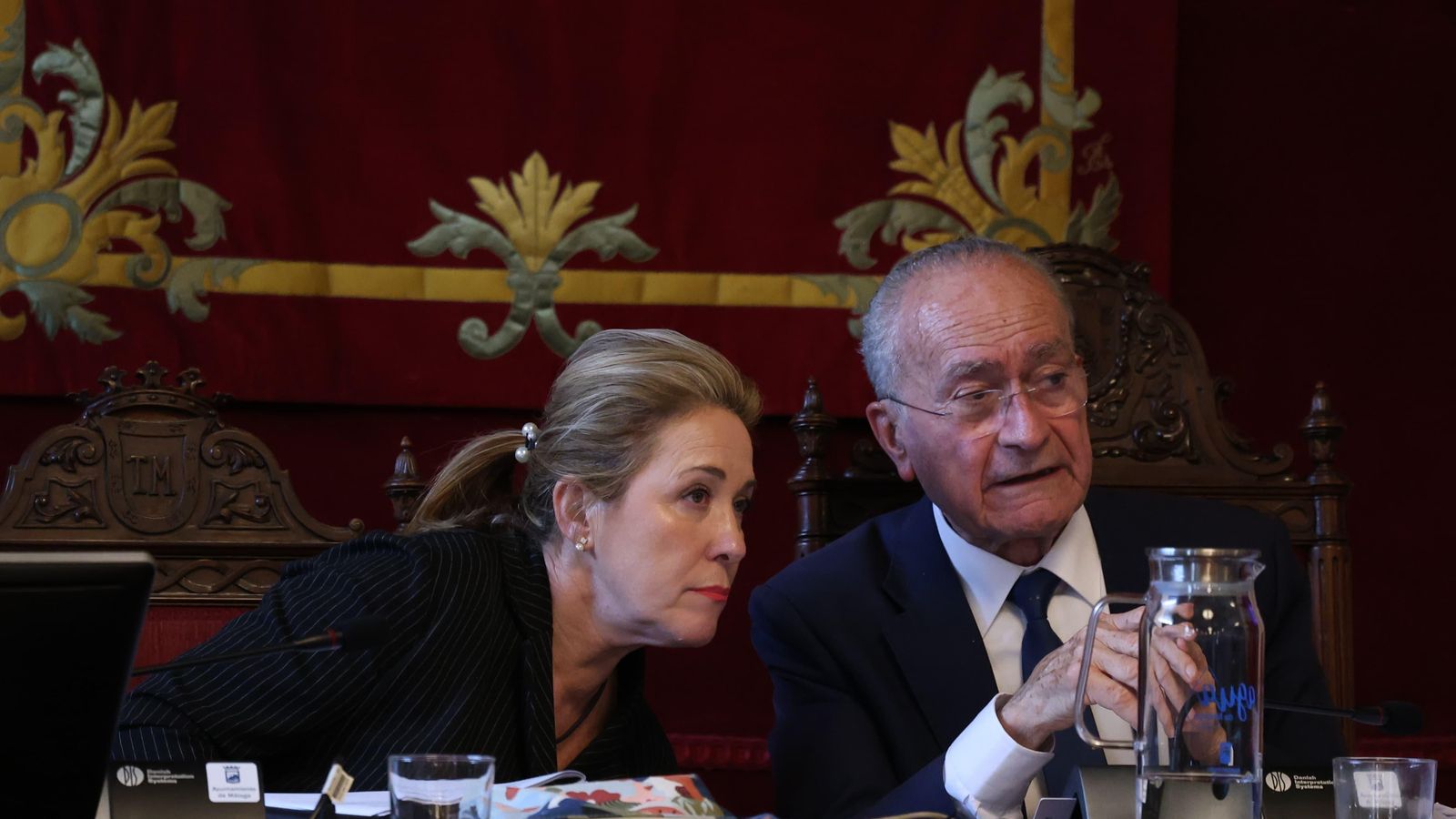 La secretaria del Ayuntamiento dialoga con el alcalde tras la repetición de la votación.