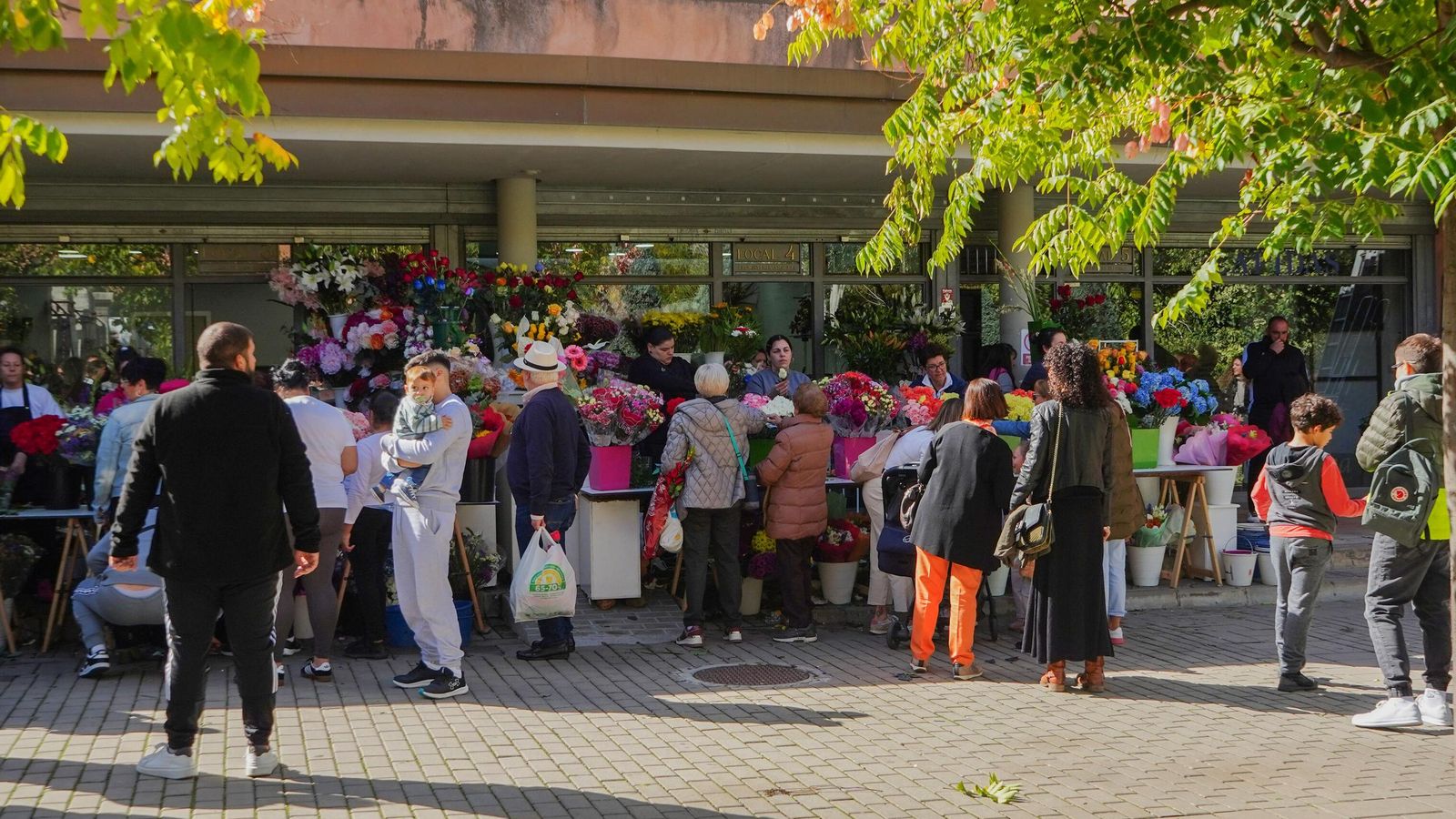 Puesto de flores de Araceli en el cementerio.