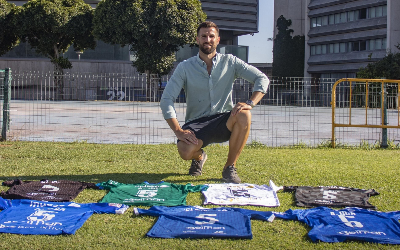 Antonio Oca posa con las camisetas que ha defendido en estas cinco temporadas en el Xerez DFC.