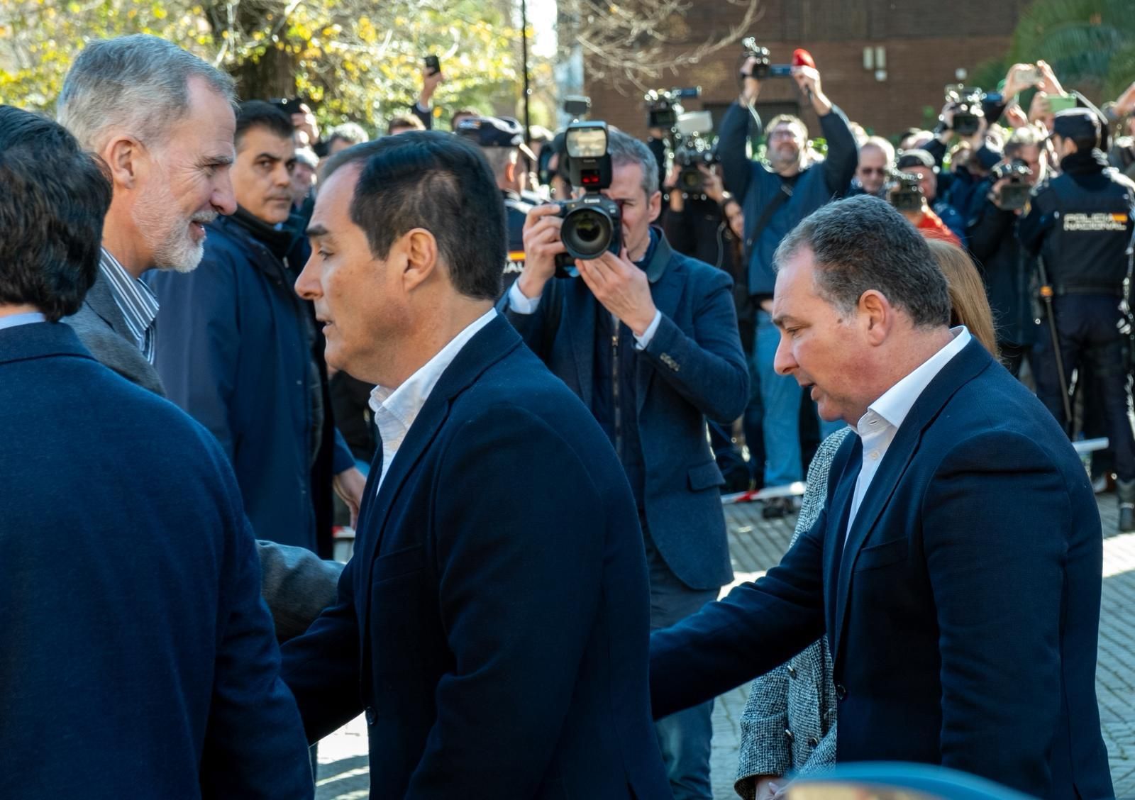 Saludo entre Felipe VI y David Toscano, presidente de la Diputación de Huelva.