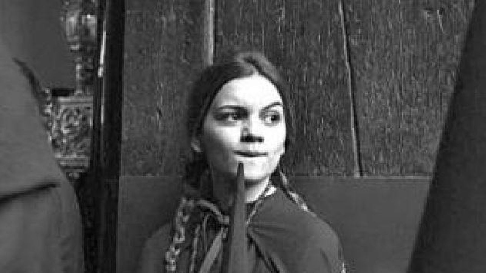 Joven penitente de Pasión el año pasado, refugiada en el templo.