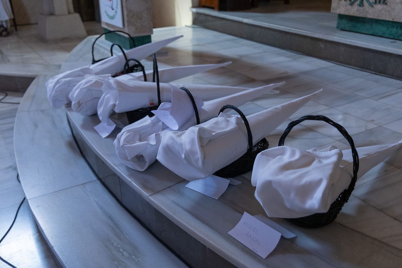 El Miércoles Santo inicia la tarde con los nazarenos trinitarios del barrio de Santa Isabel