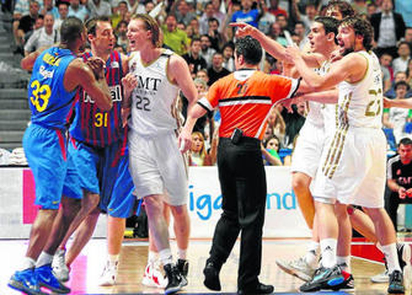 Singler se encara con Mickeal, con Eidson de por medio, mientras Suárez y Llull protestan al árbitro.