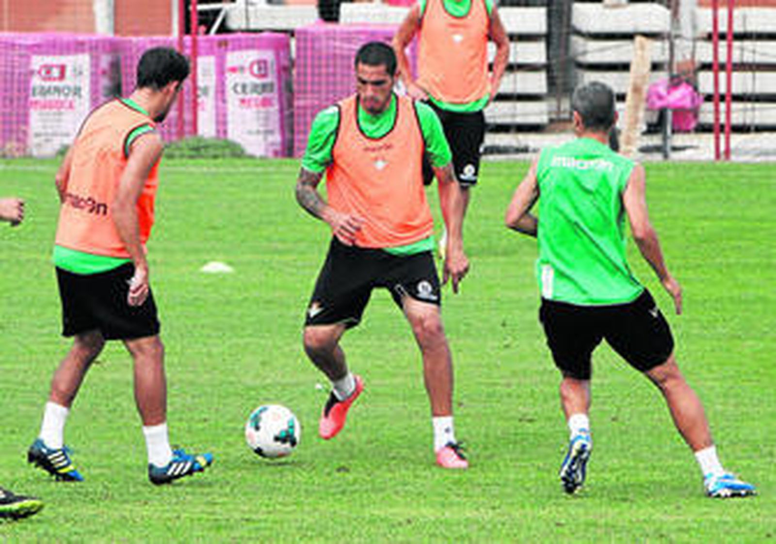 Braian Rodríguez se dispone a controlar la pelota en un entrenamiento, con Salva Sevilla presionándolo a su derecha.