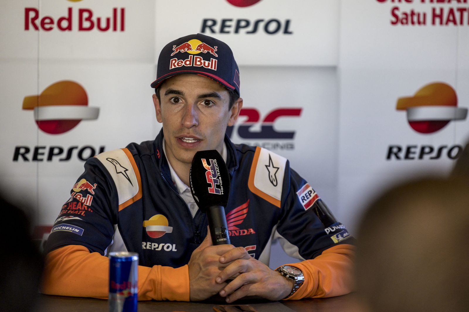 Marc Márquez atiende a los medios en Le Mans.