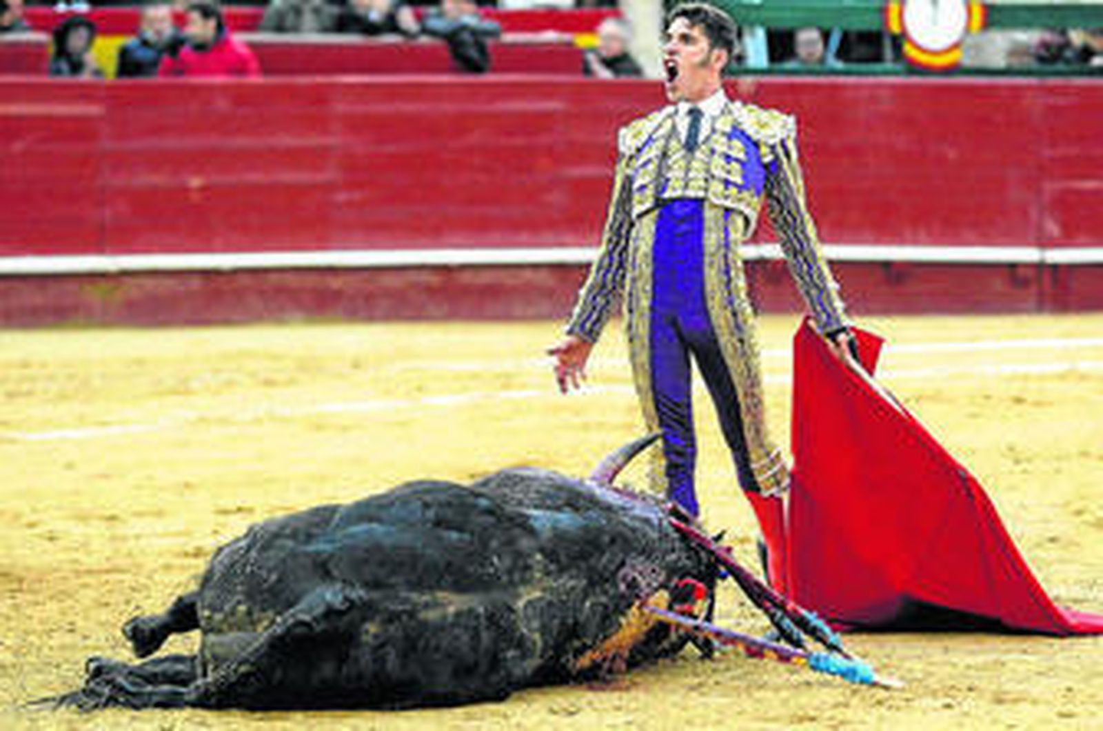 Alejandro Talavante, tras estoquear a su primer toro, al que cortó una oreja.