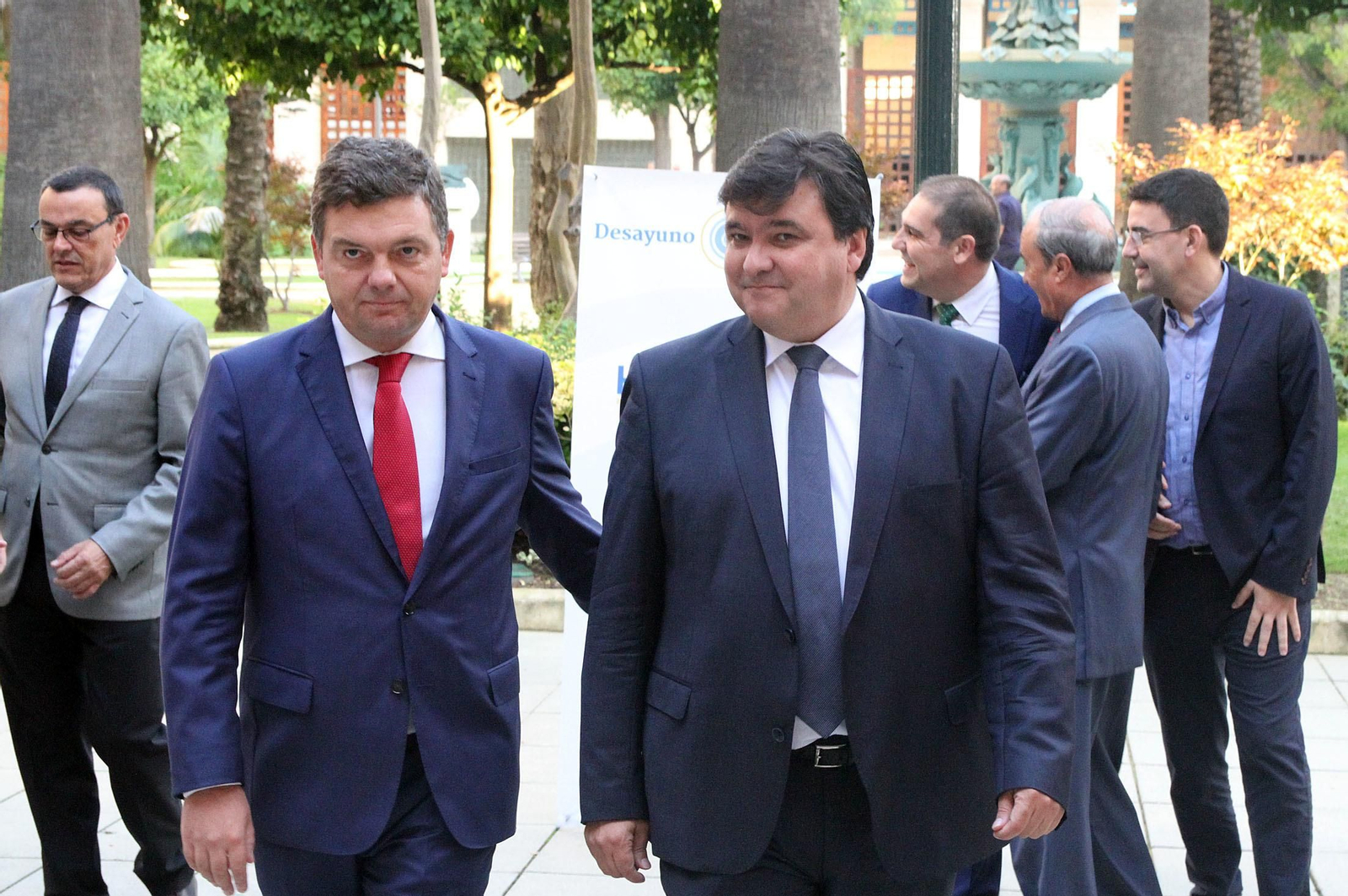 Imágenes de la conferencia y desayuno-coloquio de Gabriel Cruz, alcalde de Huelva