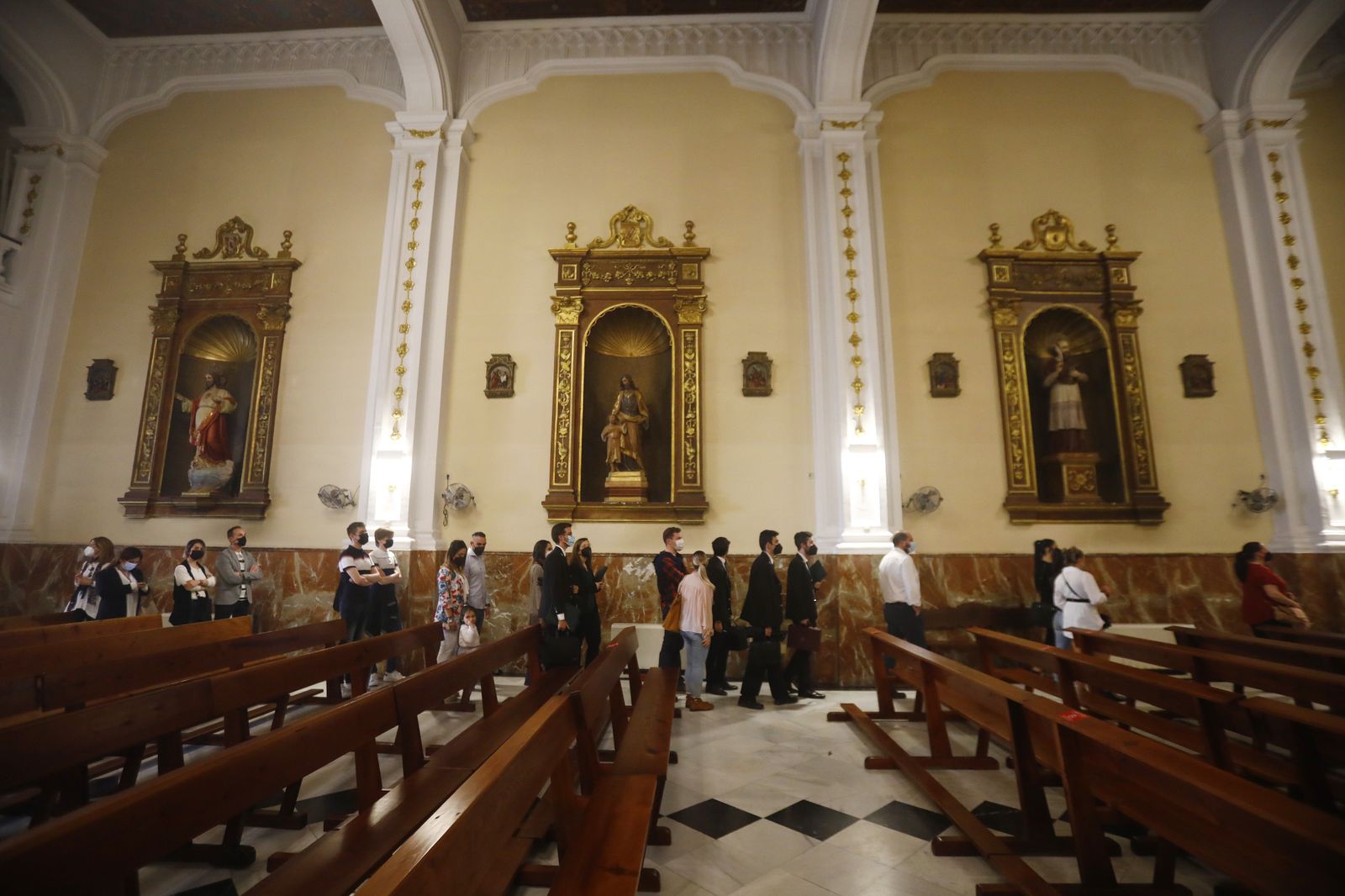 Cola en el santuario de María Auxiliadora para ver a los titulares del Prendimiento.
