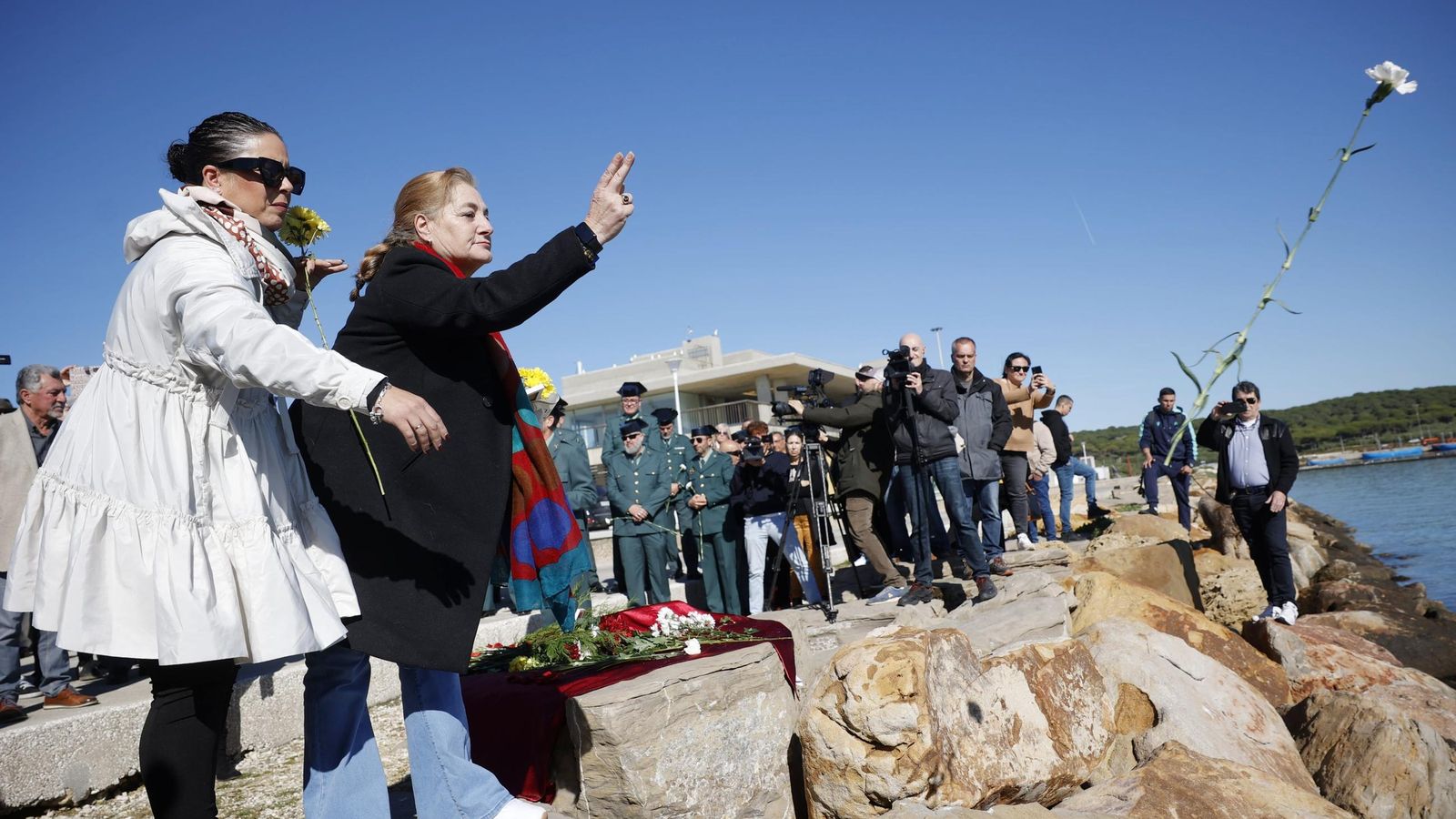 Compañeros y familiares participaron en la ofrenda floral en Barbate.