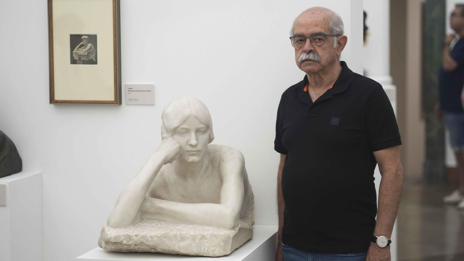El comisario de la exposición, Ramón Montes, posa junto a una de las obras de la misma. El comisario de la exposición, Ramón Montes, posa junto a una de las obras de la misma.