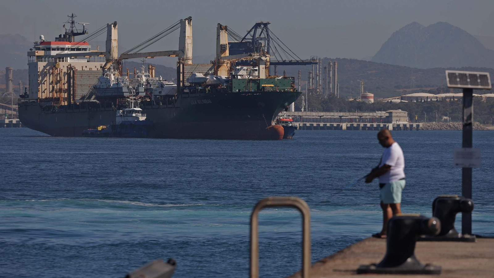 El mercante 'Lila Mumbai', en aguas de la bahía de Algeciras, con varias embarcaciones en su cubierta.