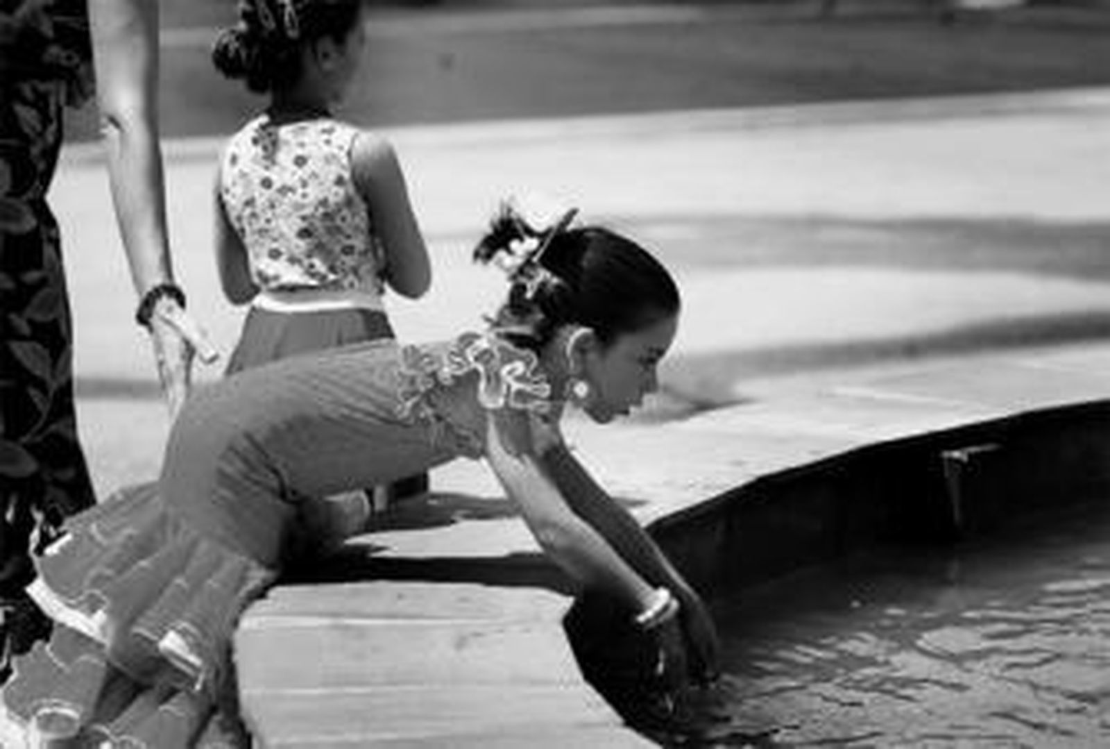 El calor no está mostrando esta Feria, por ahora, sus armas más temibles, pero nunca falta quien necesita refrescarse                              con urgencia y echa mano de los recursos que le salen al paso. Las fuentes se agradecen como agua, pero de mayo.