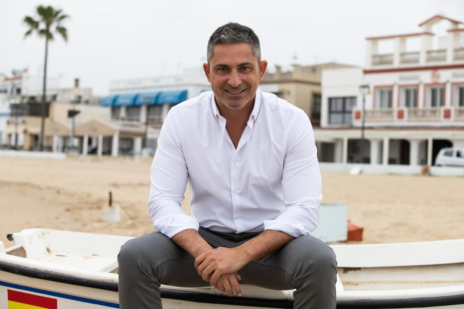 El emprendedor sanluqueño Fran Senra comercializa conservas de guisos marineros de Sanlúcar por toda España.