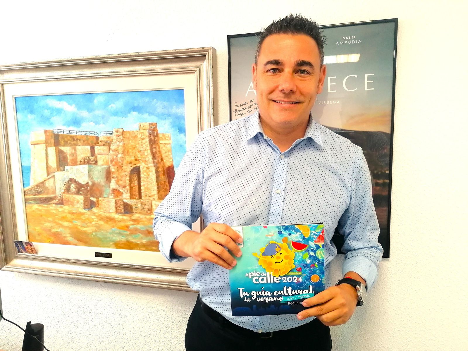 Daniel Salcedo en su despacho en la concejalía de Cultura de Roquetas de Mar.