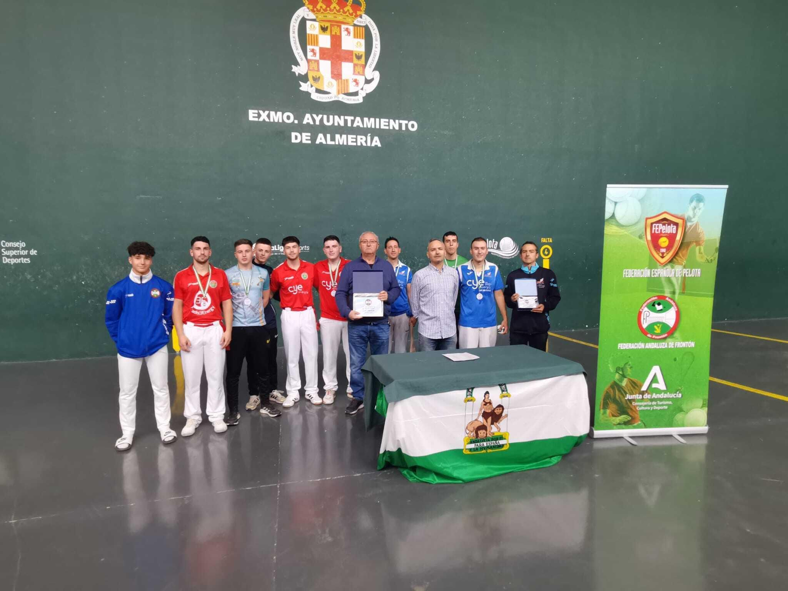 Foto de familia con los distintos participantes en el Campeonato de Andalucía de clubes F-36 mt Paleta Cuero Absoluto. Foto de familia con los distintos participantes en el Campeonato de Andalucía de clubes F-36 mt Paleta Cuero Absoluto.
