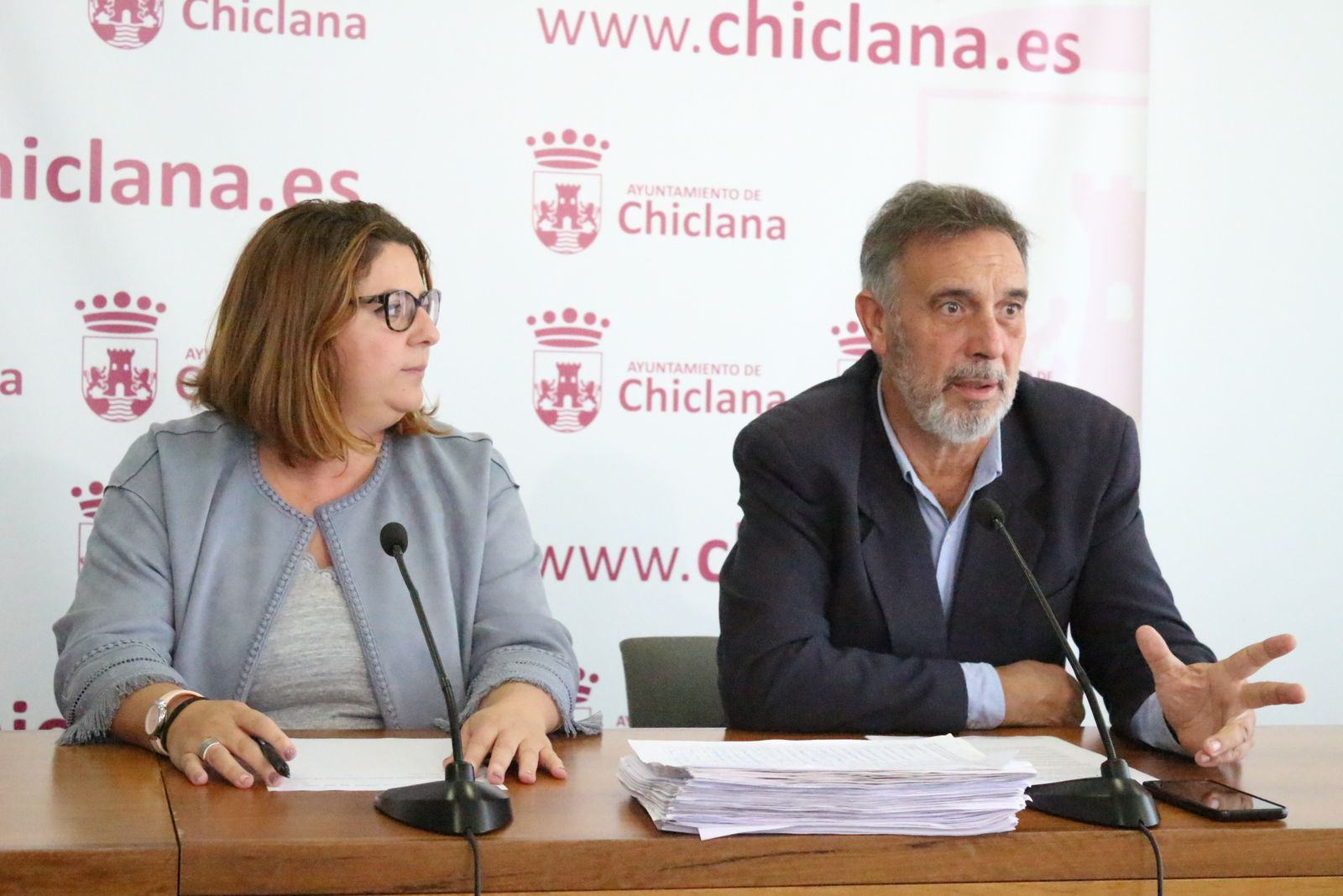 La delegada municipal de Educación y el director del CEIP Carmen Sedofeito, durante su comparecencia.