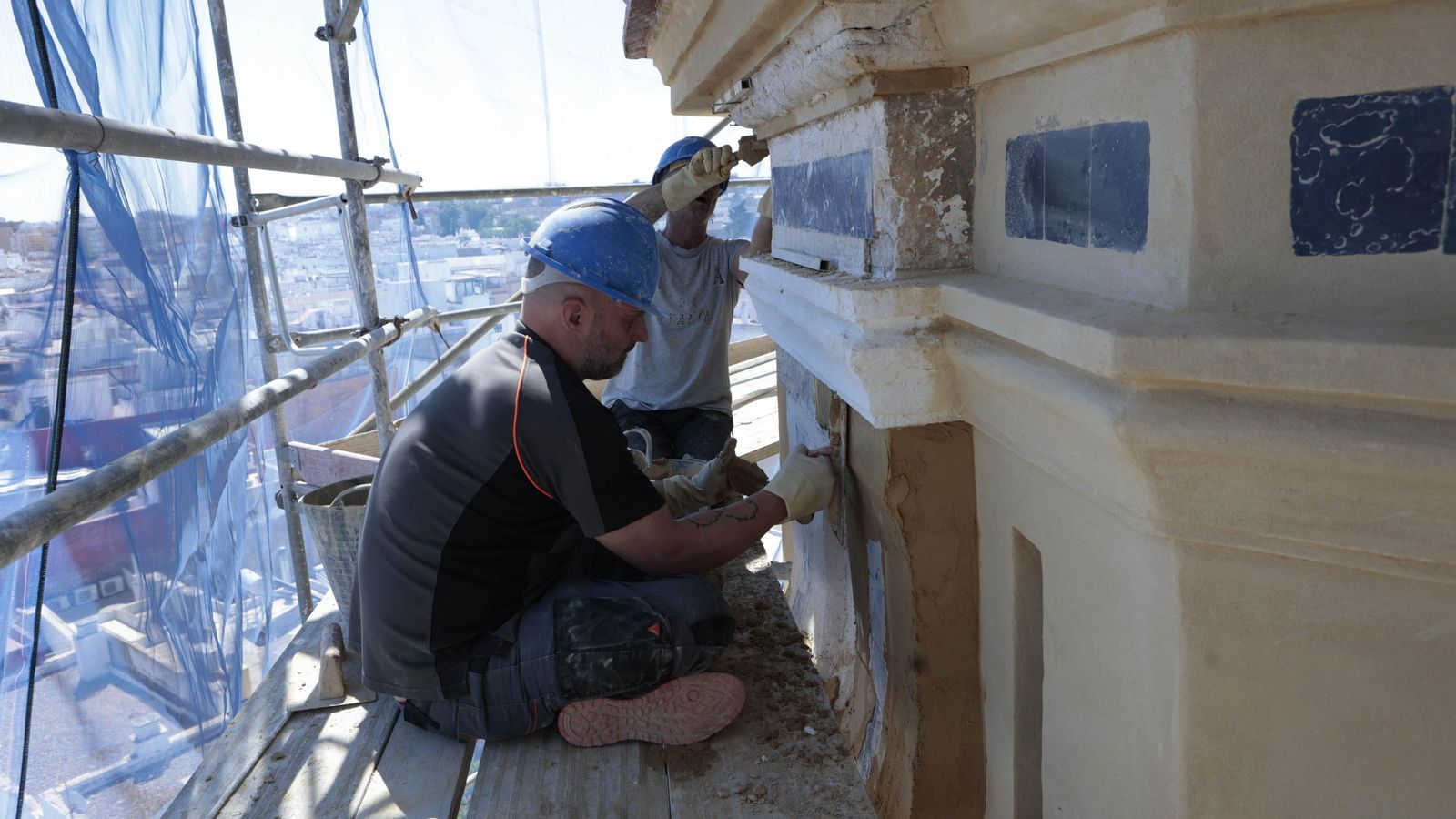 Trabajos de restauración en la torre sur.