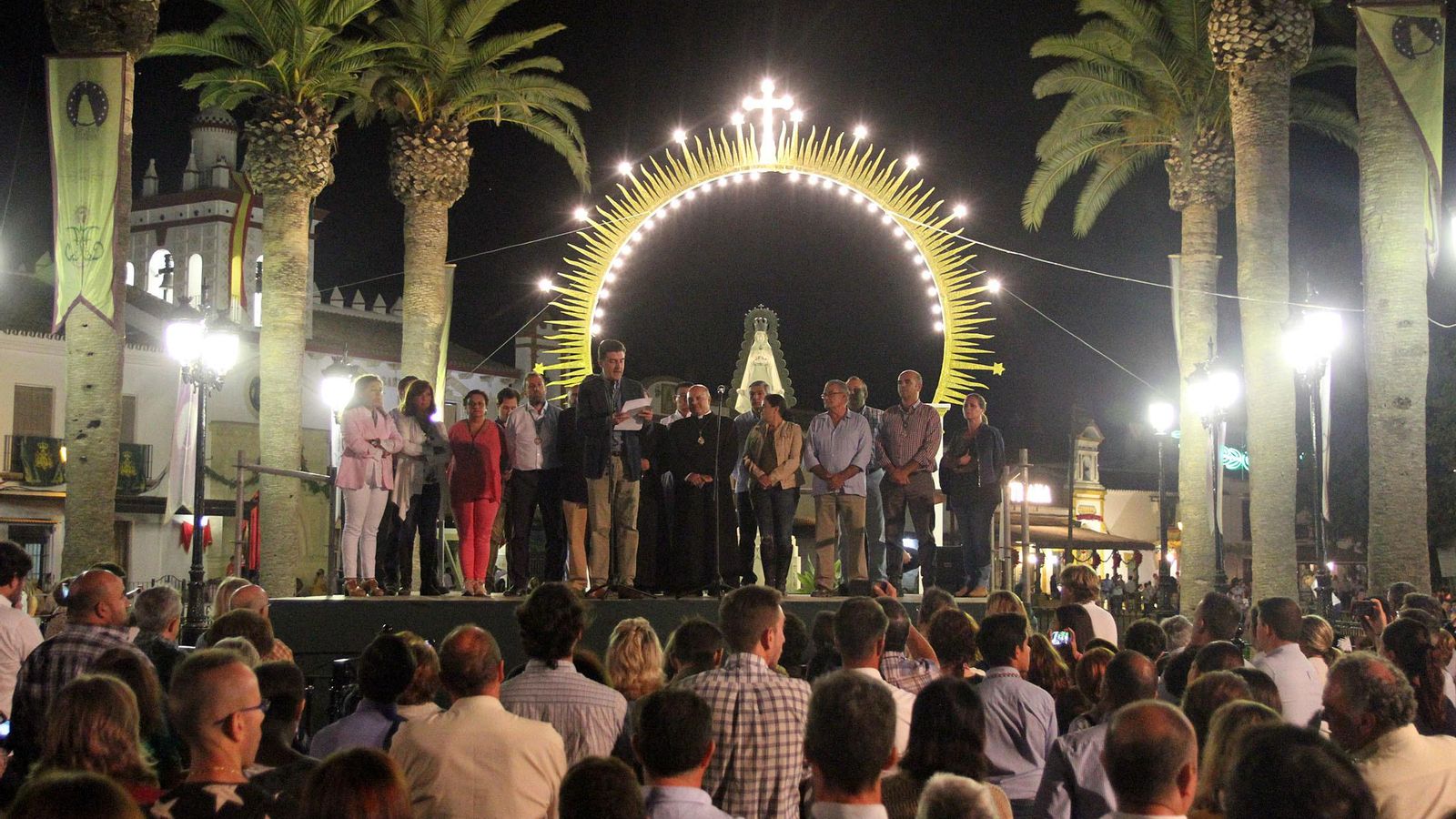 Rezo del rosario ante el monumento a la coronación previo a la salida.