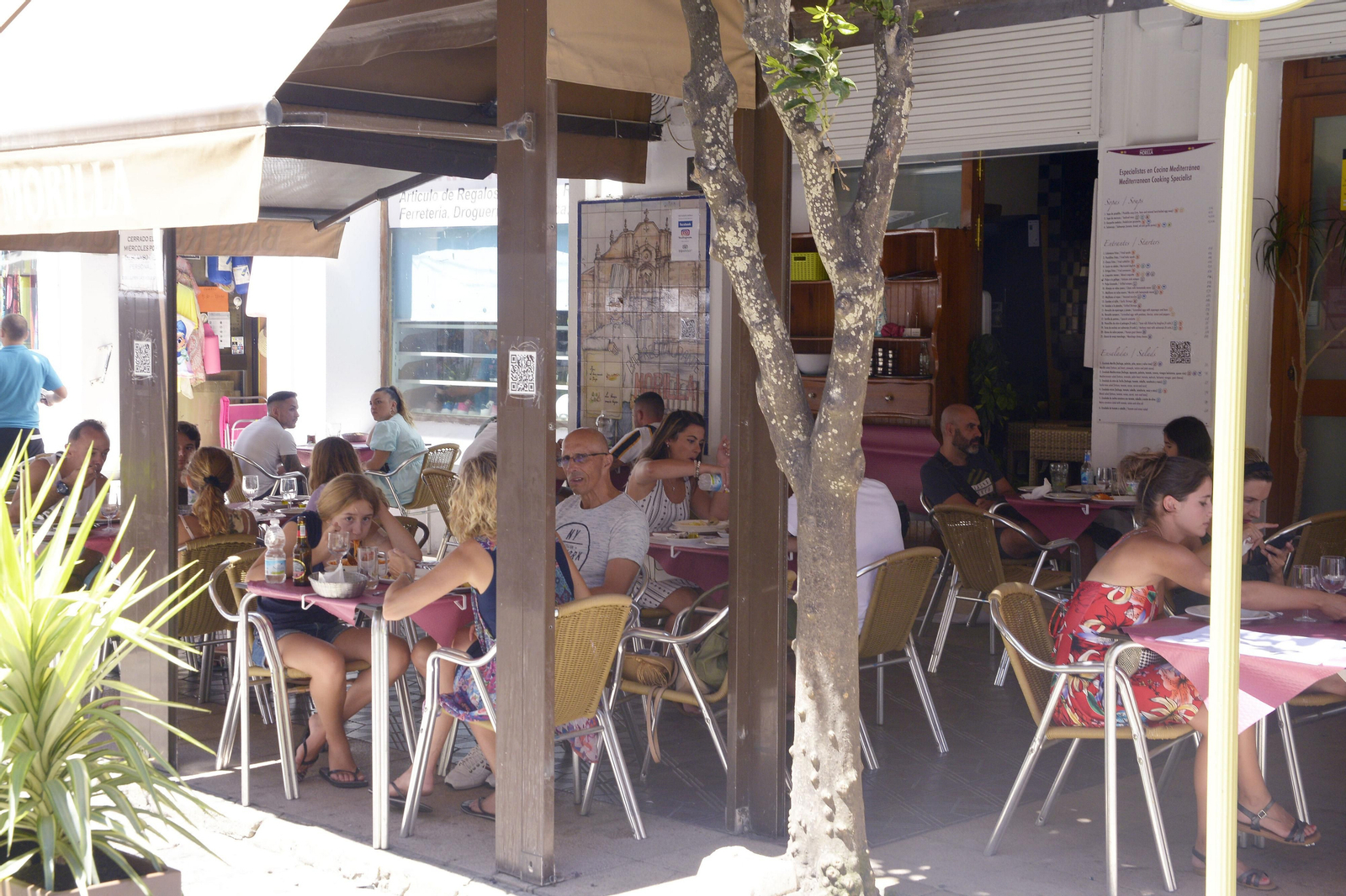 Una terraza, en el centro de Tarifa.