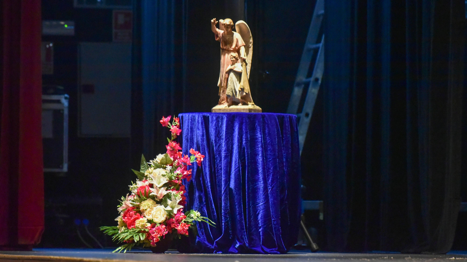 Las fotos de la entrega de medallas por el Dia de la Policía Nacional