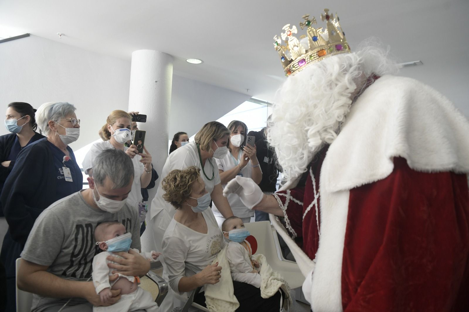 Así ha sido la visita de los Reyes Magos a los niños hospitalizados en el Hospital San Cecilio de Granada