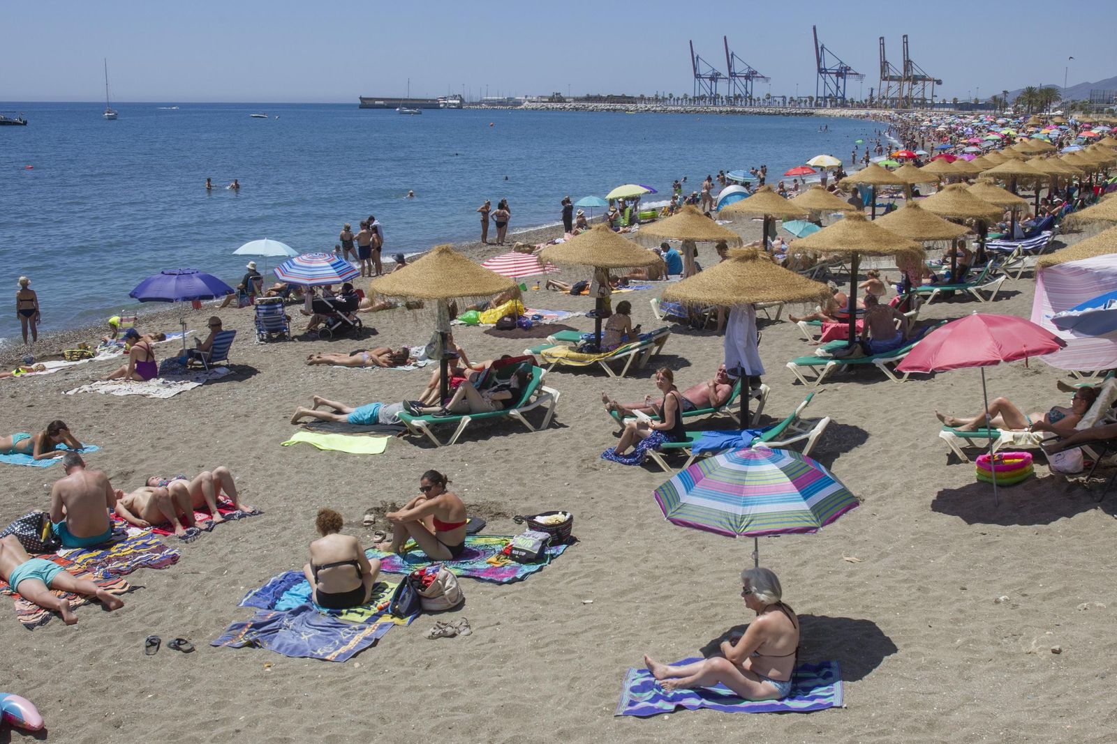 Playa de La Malagueta en una jornada de altas temperaturas, en fotos