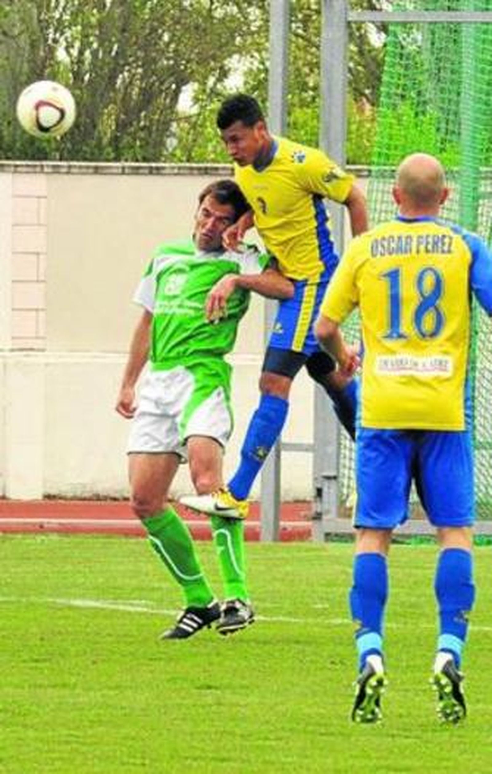 Murillo se anticipa por alto a Paulino en presencia de Óscar Pérez en el choque contra el Villanovense.