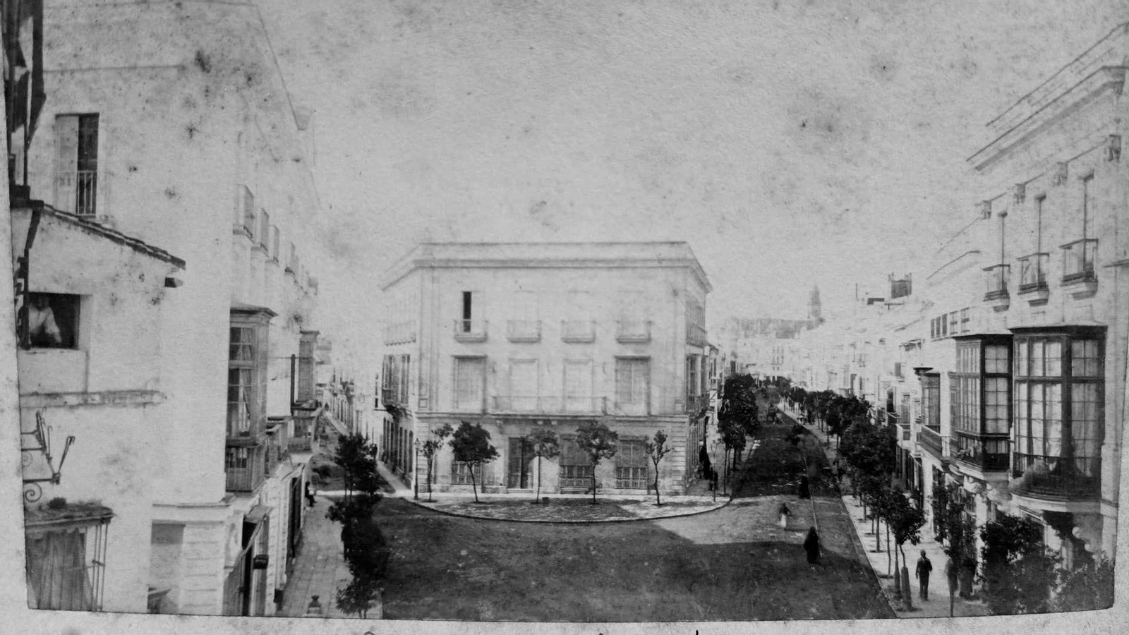 Postal de finales del XIX con una vista de la rotonda de Casinos (Colección de Antonio González). Postal de finales del XIX con una vista de la rotonda de Casinos (Colección de Antonio González).
