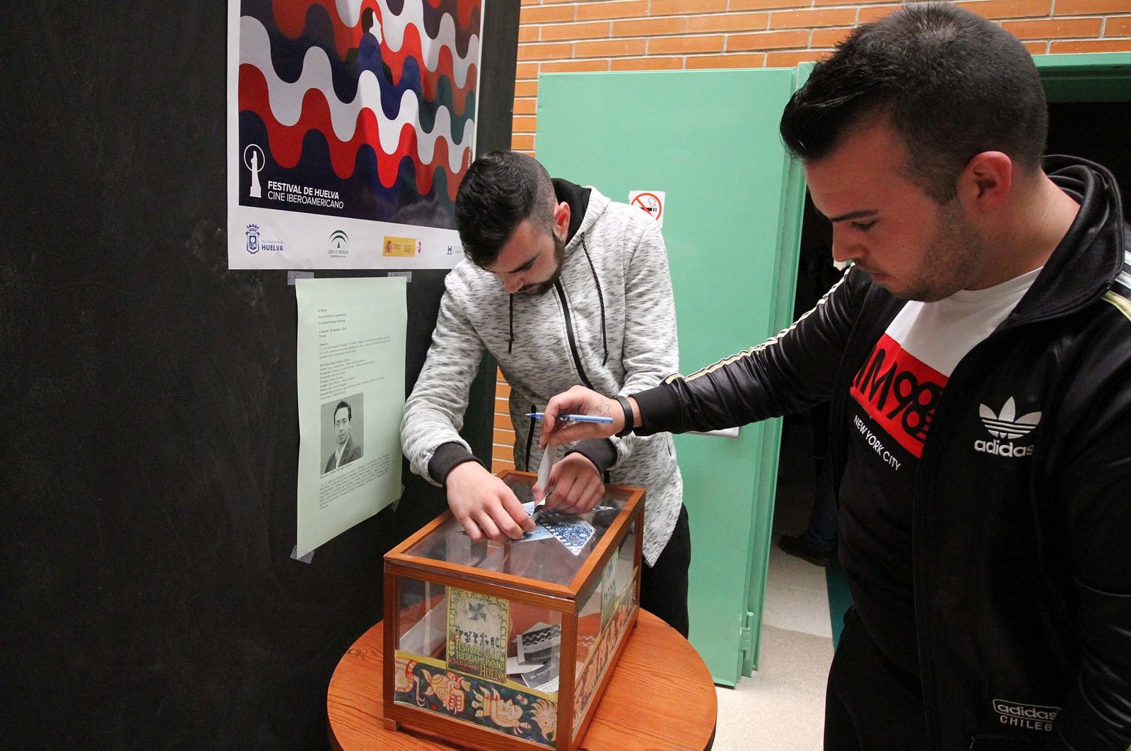 "El Piedra" visita la cárcel de Huelva, en imágenes