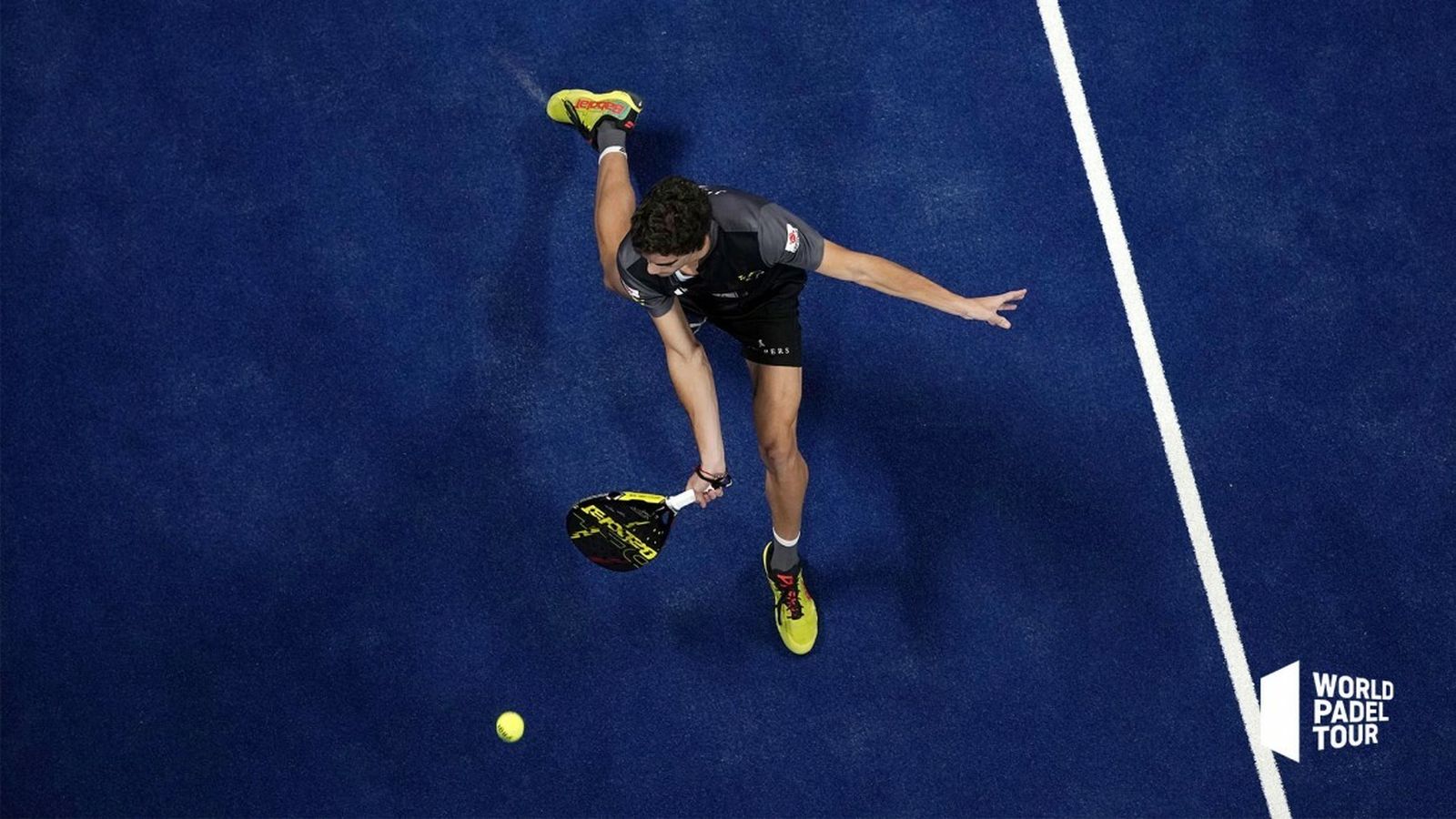 El portuense Lebrón golpea una bola en el partido de semifinales.