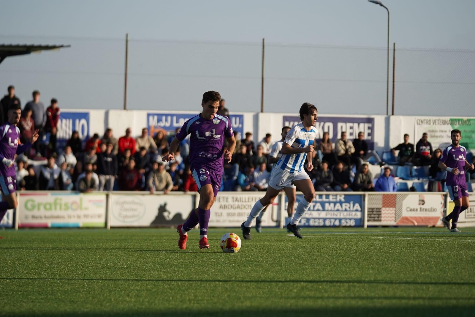 Lance del partido entre el Bollullos y el Ciudad de Lucena.