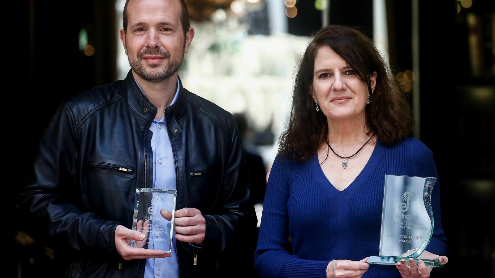 Herminia Luque y José Manuel Aparicio posan con los premios.