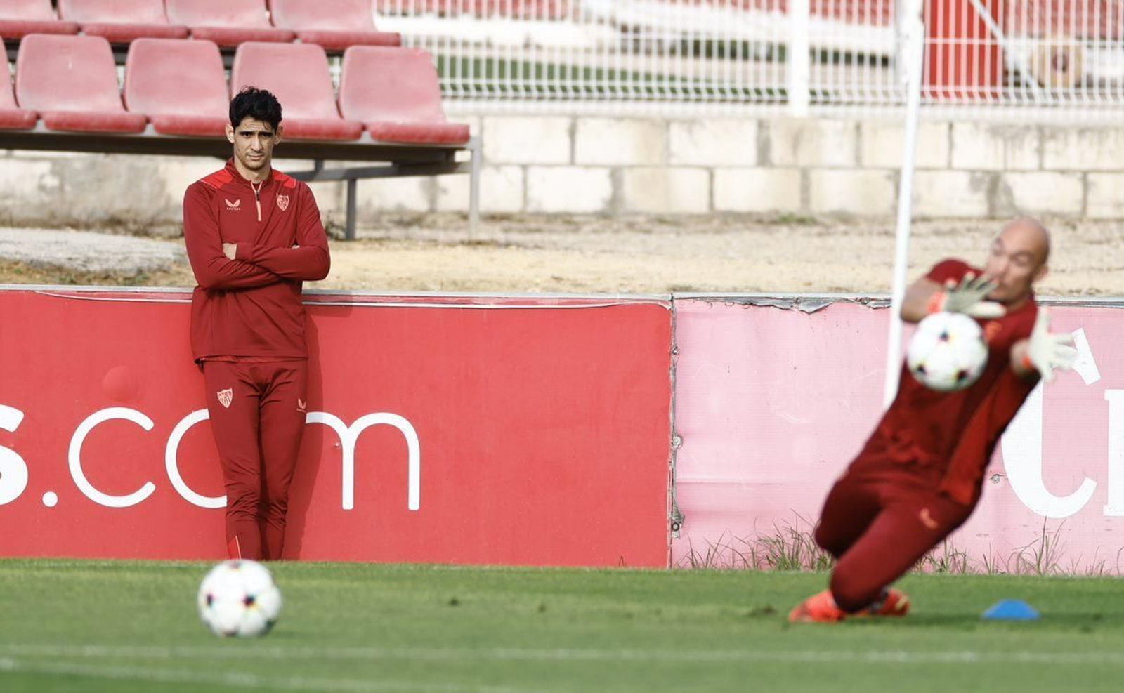 Bono contempla desde la banda cómo se ejercita Dmitrovic.