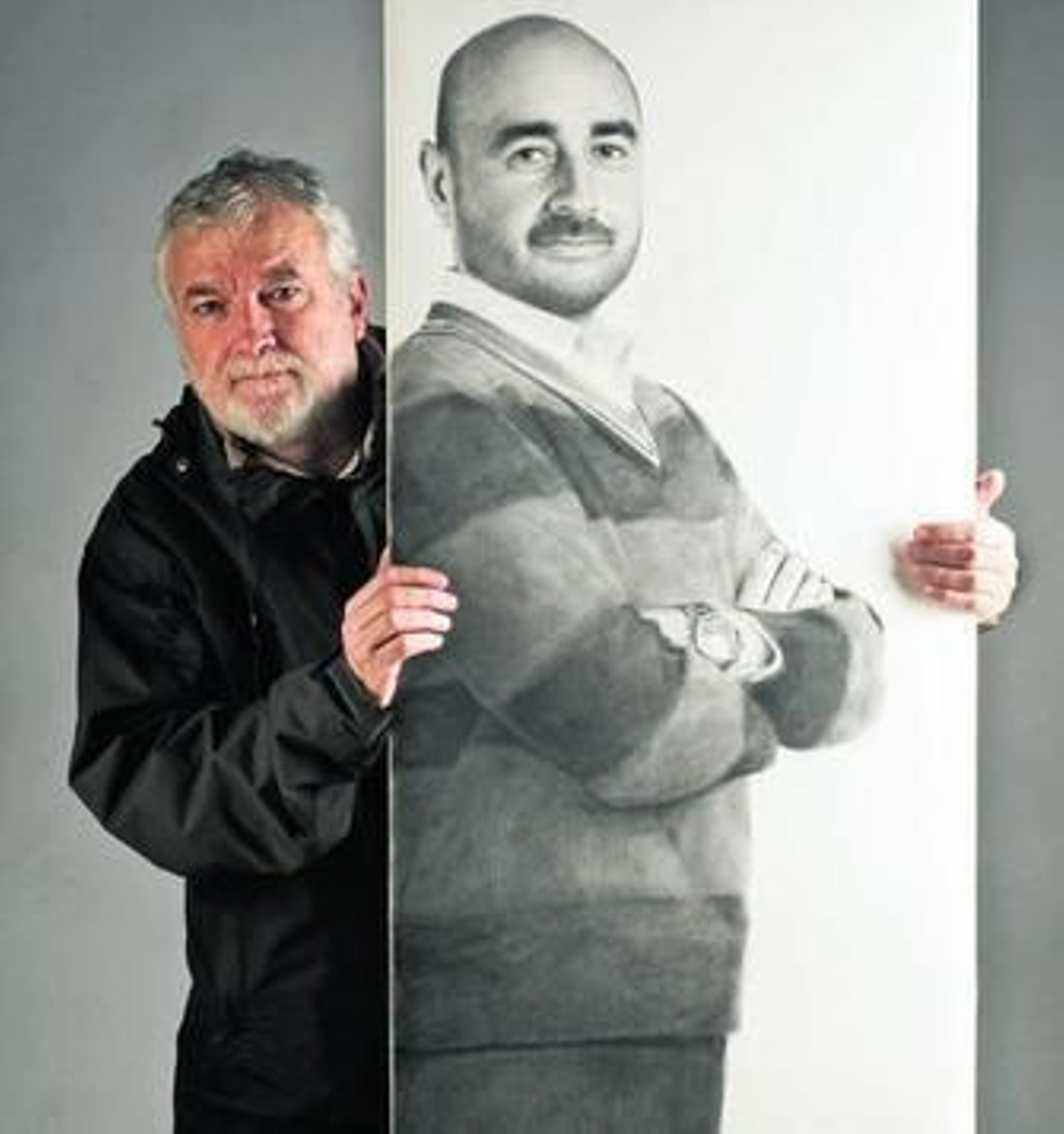 Manolo Cano posa con uno de sus retratos. Manolo Cano posa con uno de sus retratos.