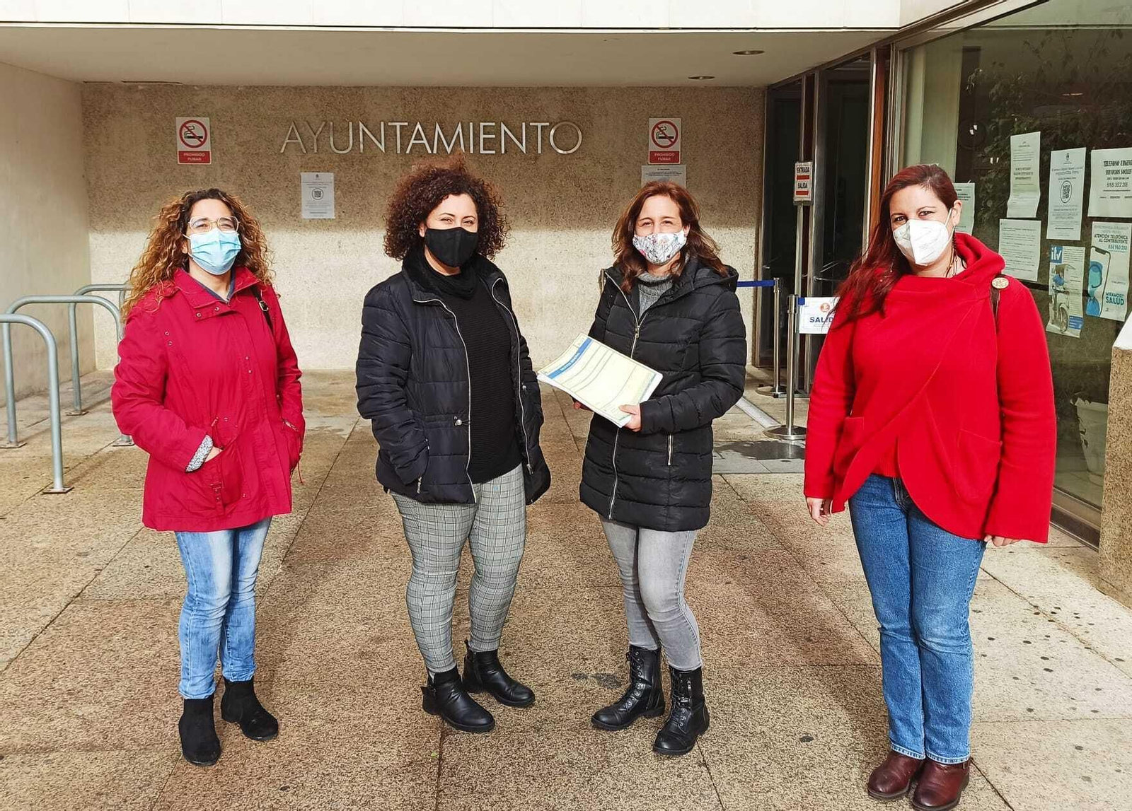 La entrega de las firmas esta mañana en el Ayuntamiento de El Puerto.