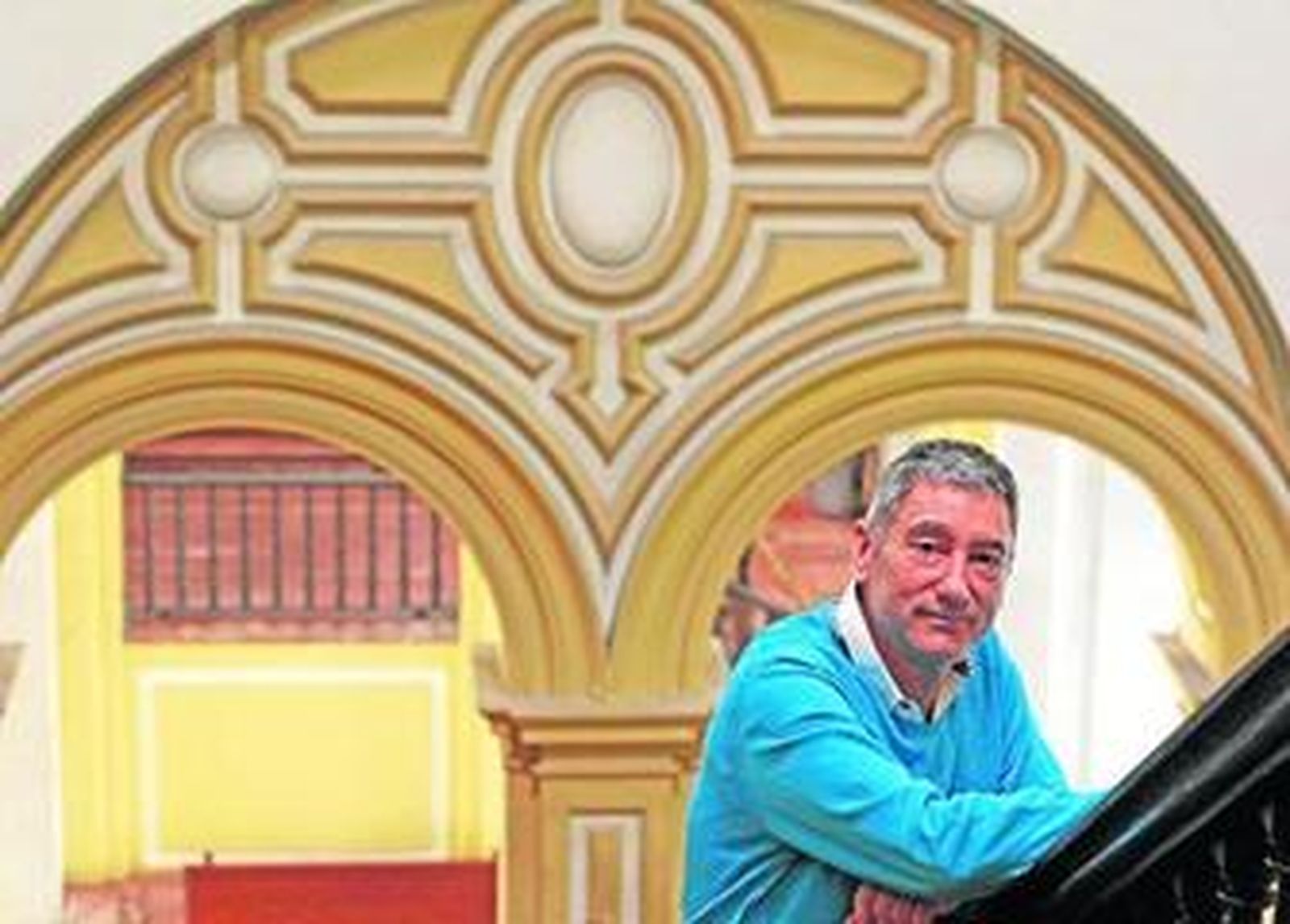 Víctor Fernández Salinas en la escalera de la Facultad de Geografía e Historia, durante la entrevista.