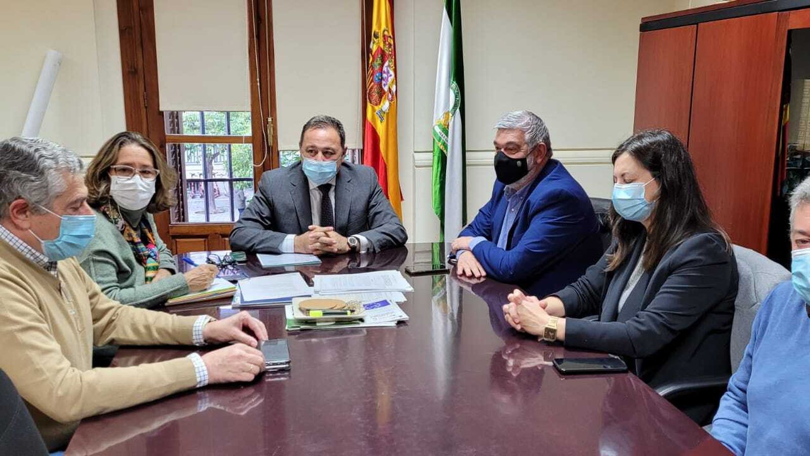 Un momento del encuentro en las autoridades sanitarias y municipales por la futura adscripción del Hospital de Écija al Área de Gestión Sanitaria de Osuna.
