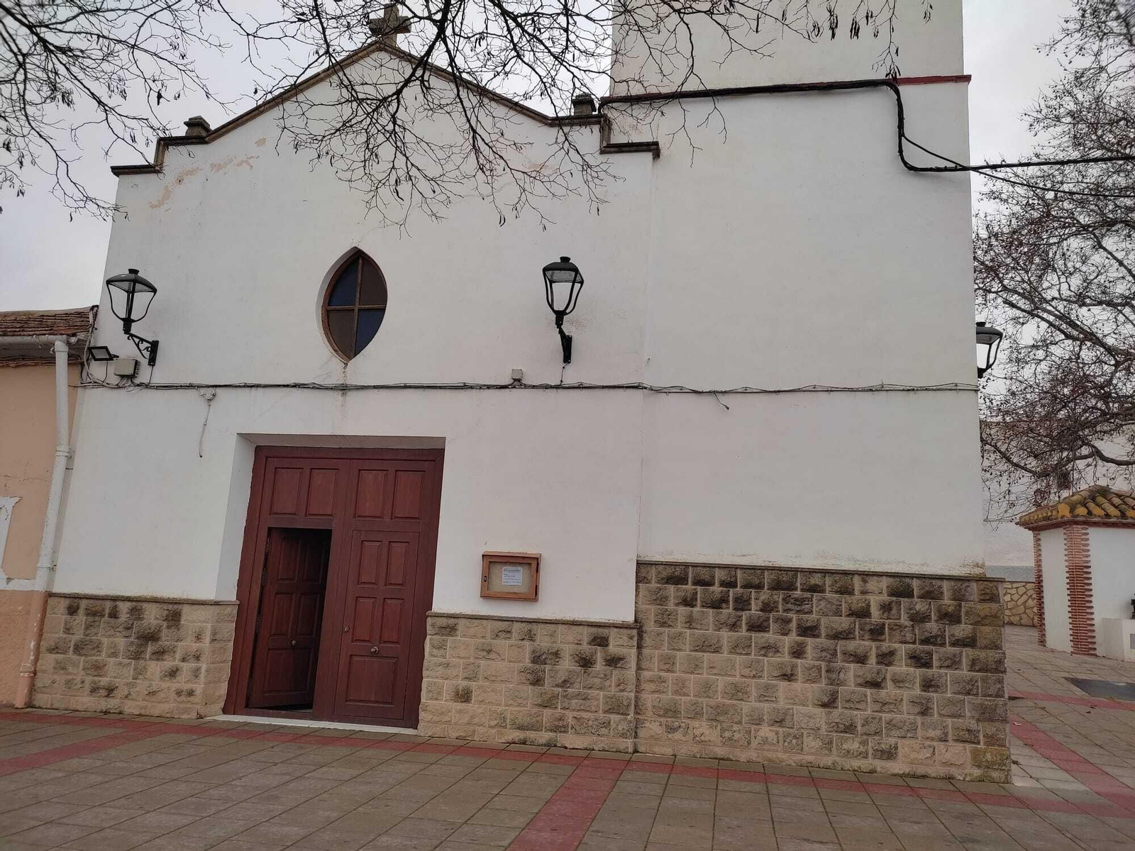 Iglesia de Topares, rodeada por una serie de locales que la Hermandad de Ánimas y el Obispado se disputan