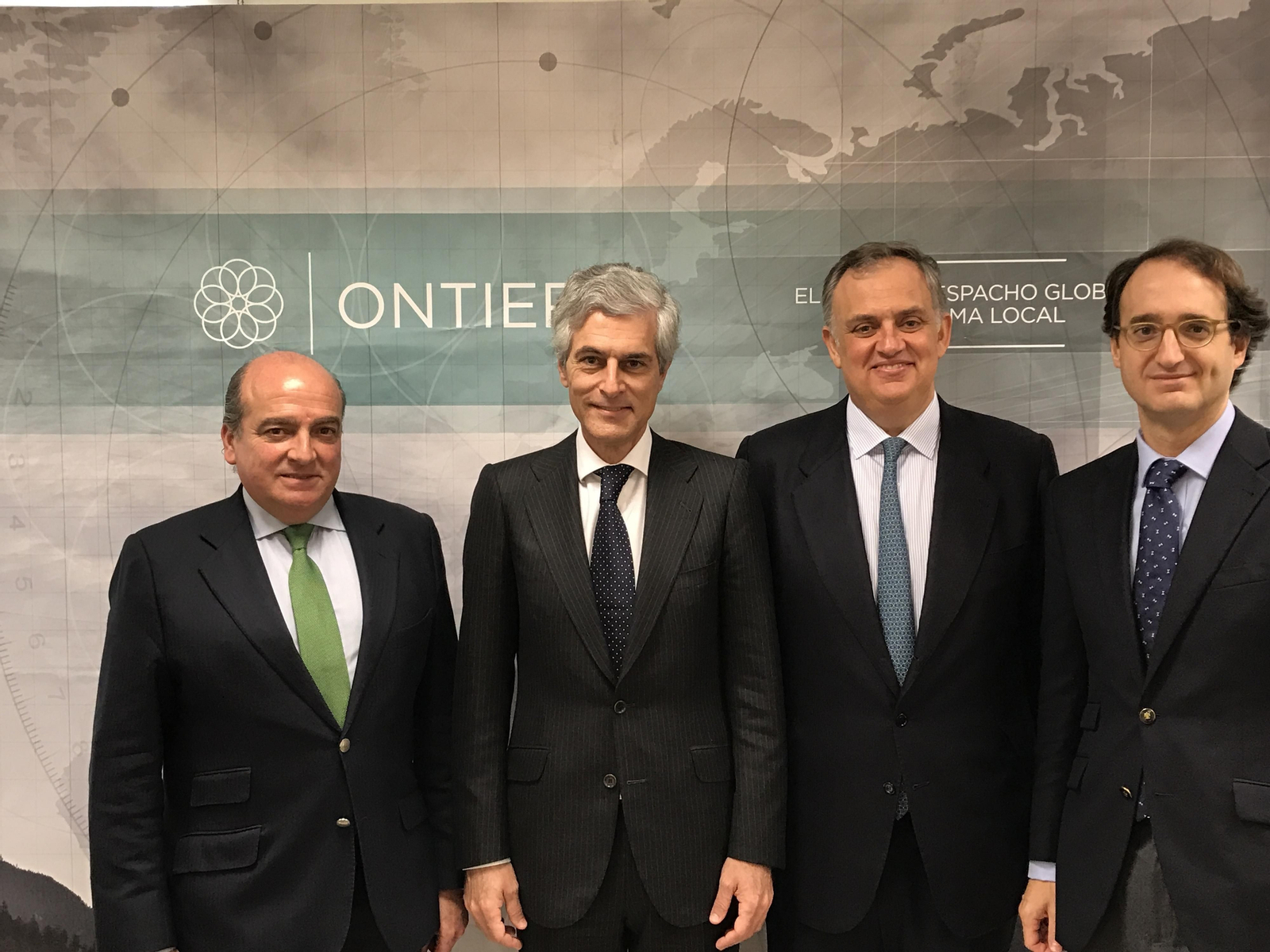 De izquierda a derecha, Luis Miguel Martín Rubio; Adolfo Suárez Illana, presidente de Ontier; el catedrático Eduardo González Biedma; y Pedro Rodero, socio director de Ontier España.