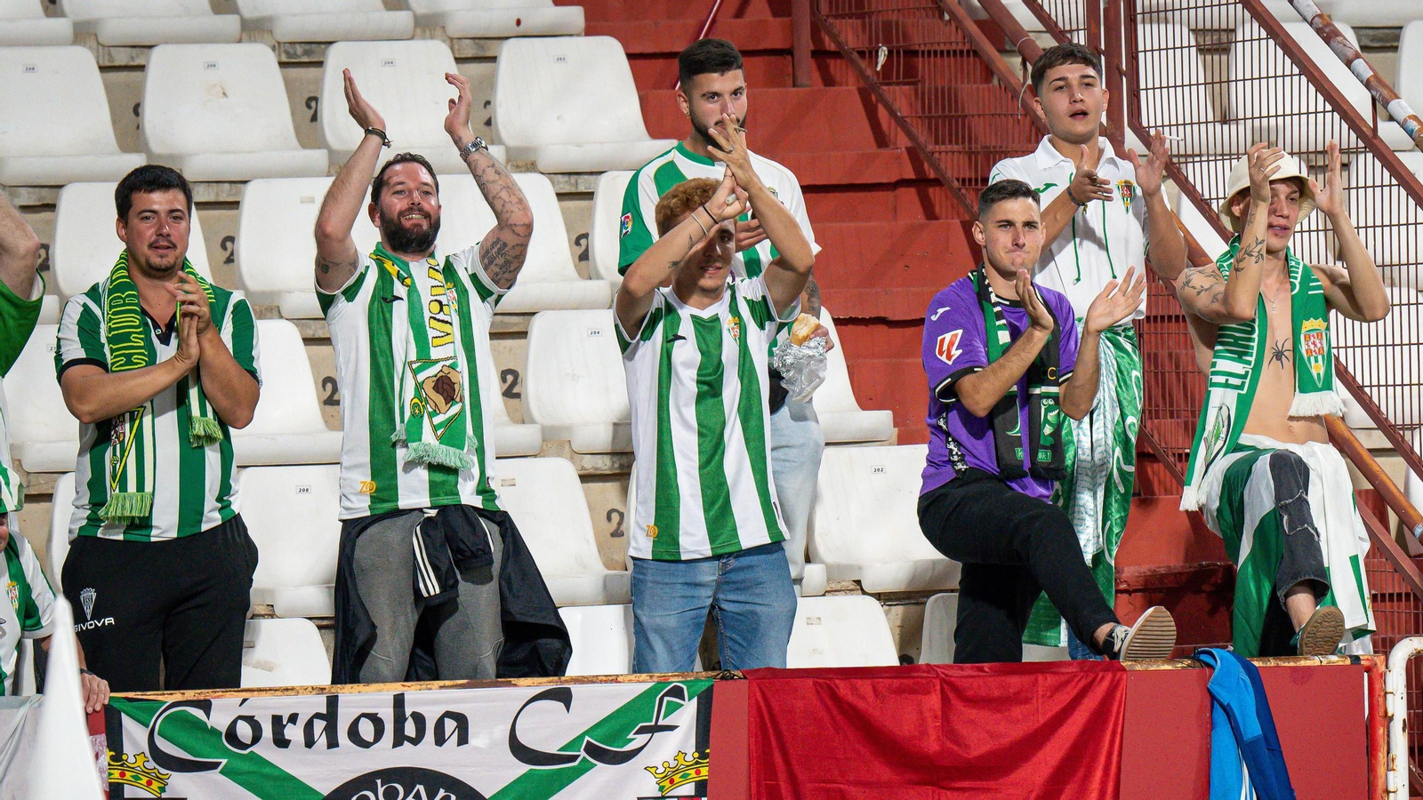 Aficionados del Córdoba CF en la grada del Carlos Belmonte de Albacete.