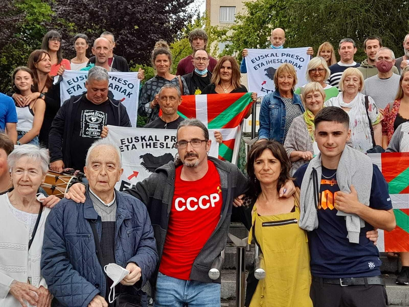 Agustín Almaraz Larrañaga junto al colectivo de apoyo a los presos etarras, Etxerat.
