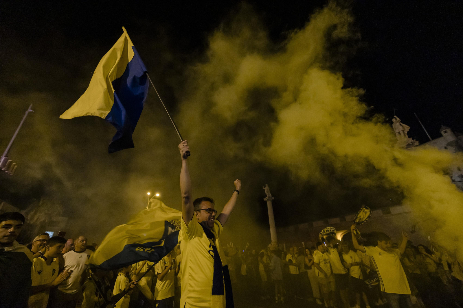 Las imágenes de la afición del Cádiz C.F. celebrando la permanencia en la fuente más cadista
