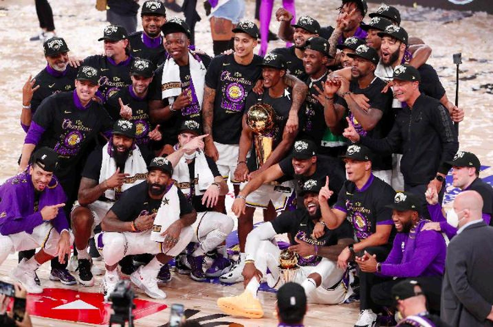 La plantilla de los Lakers posa con el trofeo de campeón de la NBA.