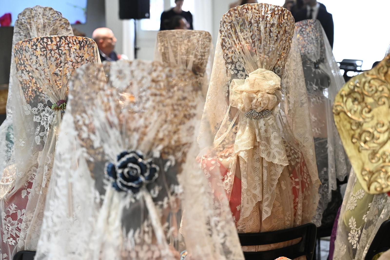 La revisión de la mantilla blanca, todas las imágenes