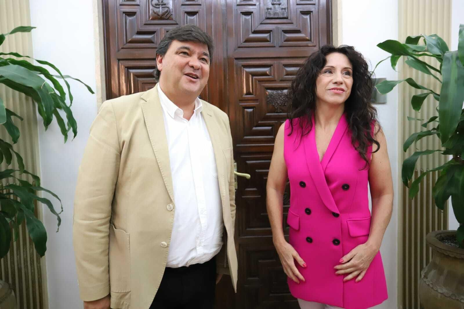 Gabriel Cruz y Rocío Ruiz después del encuentro mantenido esta mañana en el Ayuntamiento onubense.