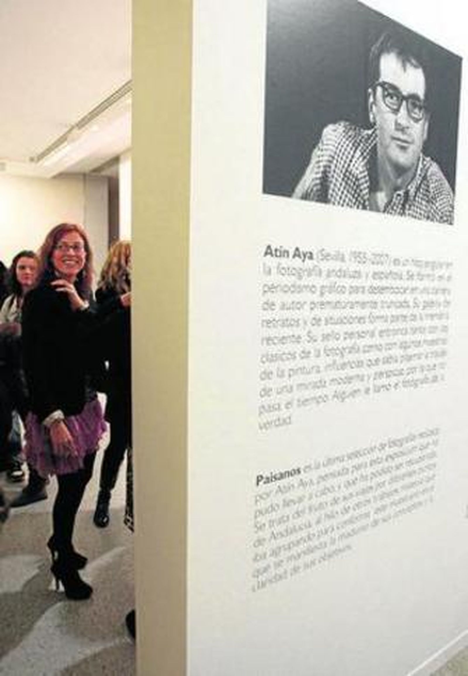 Atín Aya, retratado por Javier Cavero. A la izquierda, su hija María.