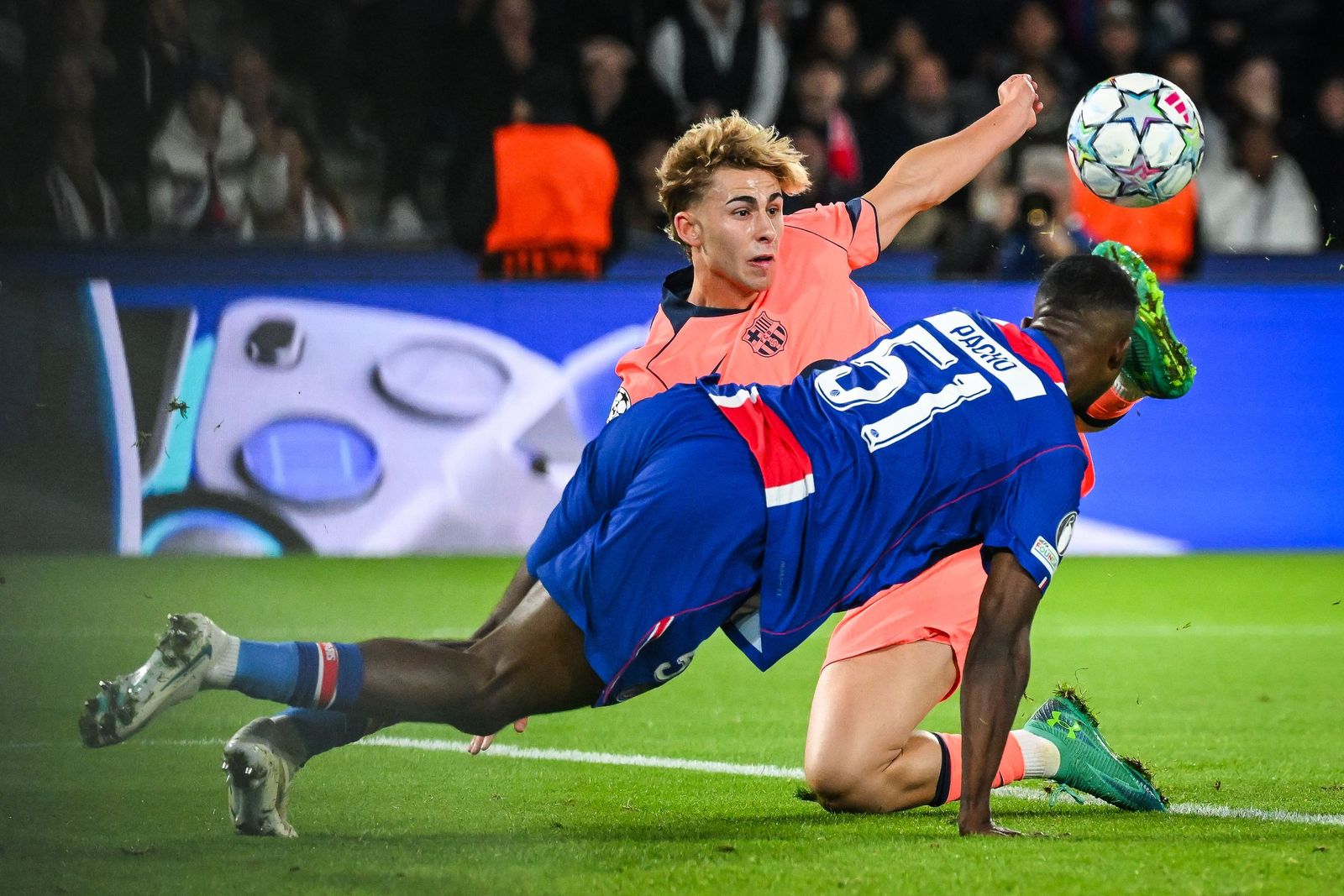 바르셀로나 PSG 챔피언스리그 경기에서 선수가 넘어지는 치열한 볼 경합 장면