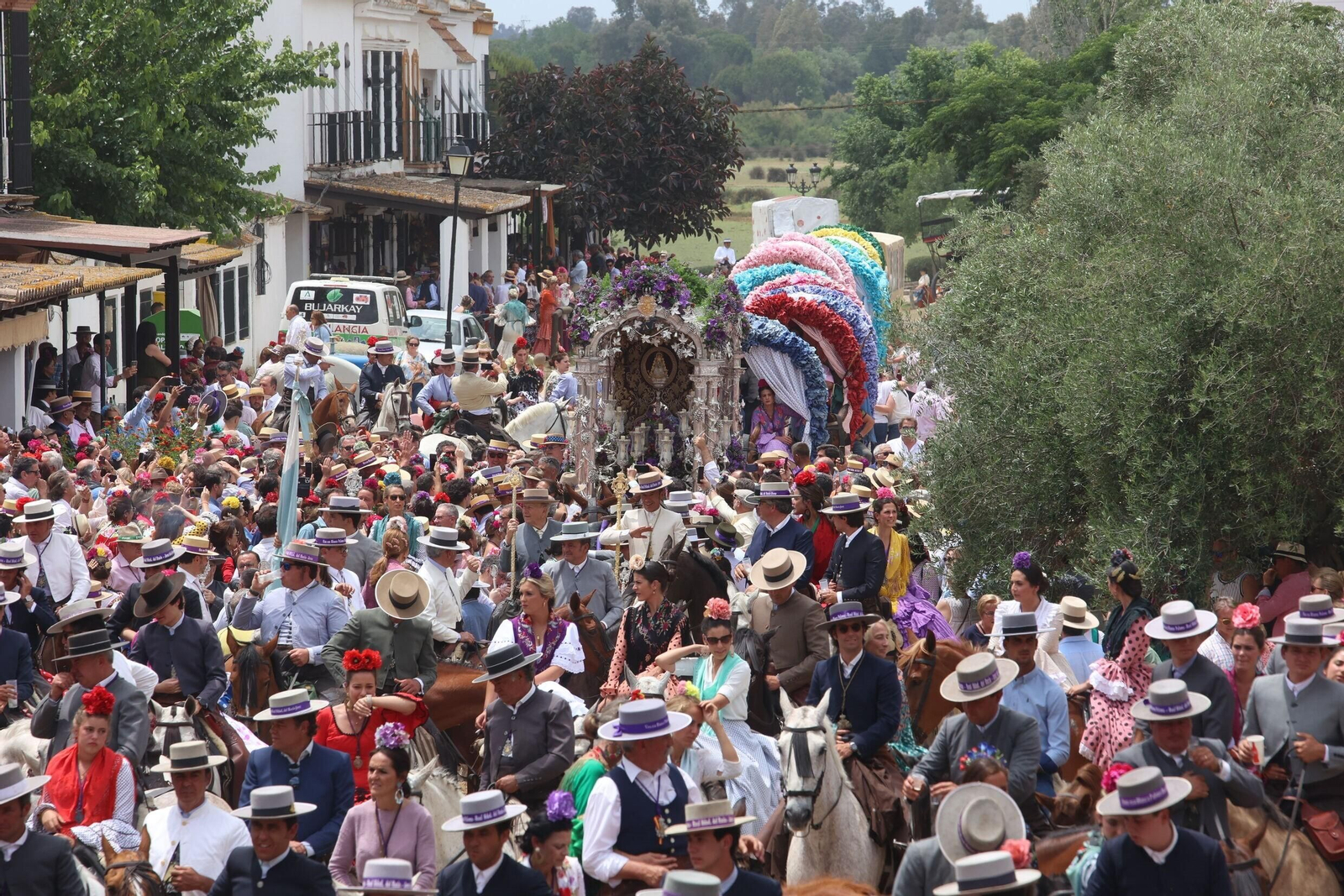 La Hermandad del Rocío de Jerez se presenta ante la Virgen