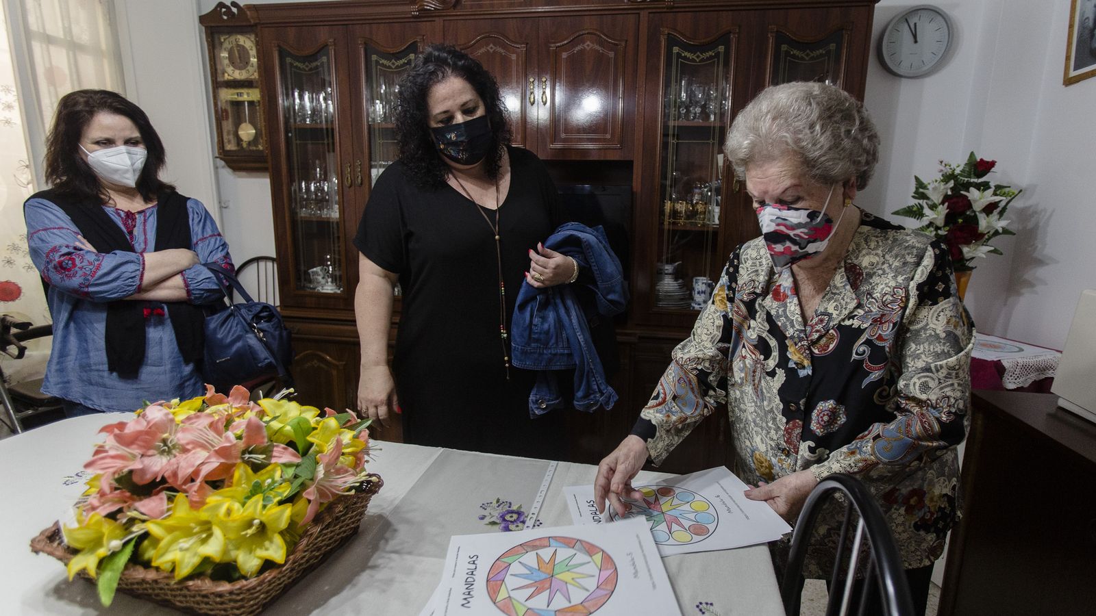 Ramona Segura muestra las últimas mandalas que ha coloreado.