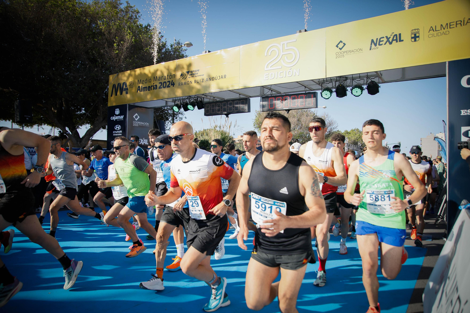 Imágenes de la salida de la Media maratón Ciudad de Almería